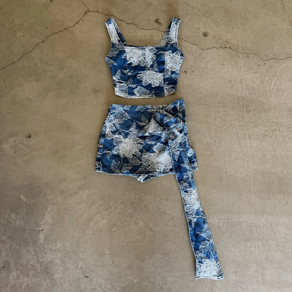 Avec Les Filles / Denim Floral Two Piece Set / Blue - Picture 16 of 16